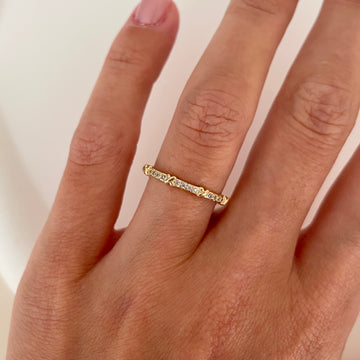 Anel aliança slim detalhe X com banho de ouro 18k