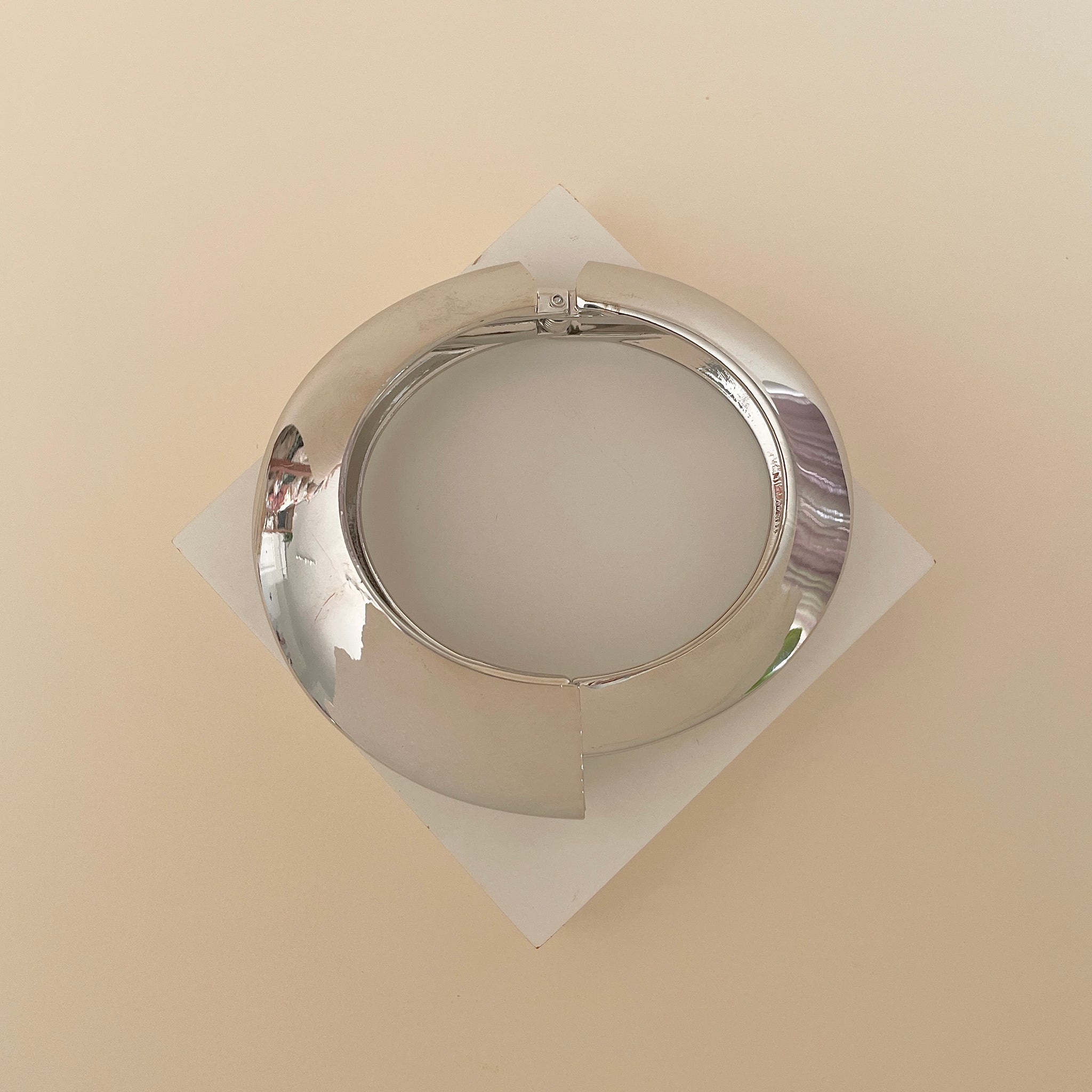 Pulseira maxi bracelete liso com detalhe alto e banho de ródio branco