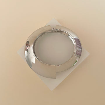 Pulseira maxi bracelete liso com detalhe alto e banho de ródio branco