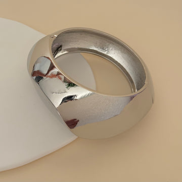 Pulseira maxi bracelete Vick com banho de ródio branco