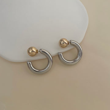 Brinco argola tubo em ródio branco com esfera dourada