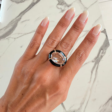 Anel oval com resina preta com banho de ouro 18k