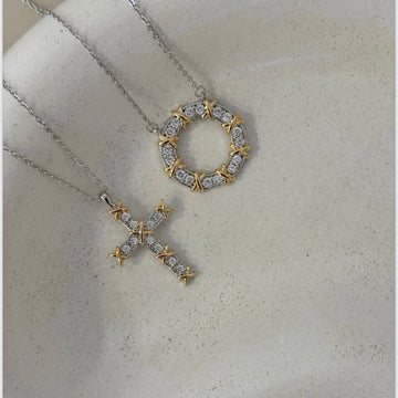 Colar crucifixo cravejado detalhe X dourado e banho de ródio branco