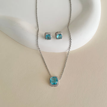 Conjunto quadrado entorno cravejado topázio com banho de ródio branco