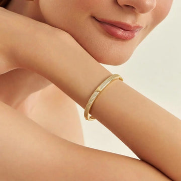 Pulseira bracelete V cravejada com banho de ouro 18k