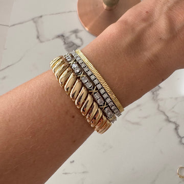 Pulseira riviera Antônia com detalhe em x menor dourado e banho de ródio branco