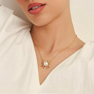 Colar caranguejo pérola com banho de ouro 18k