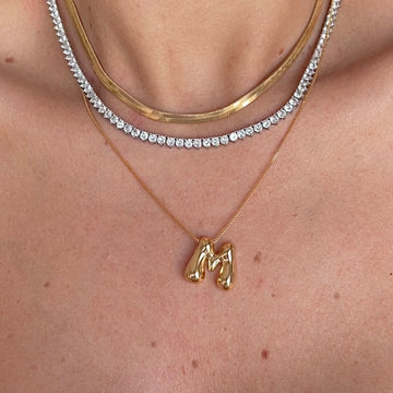 Colar letra orgânica Bold lisa com banho de ouro 18k