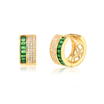 Brinco argola cravejada com baguetes esmeralda com banho de ouro 18k
