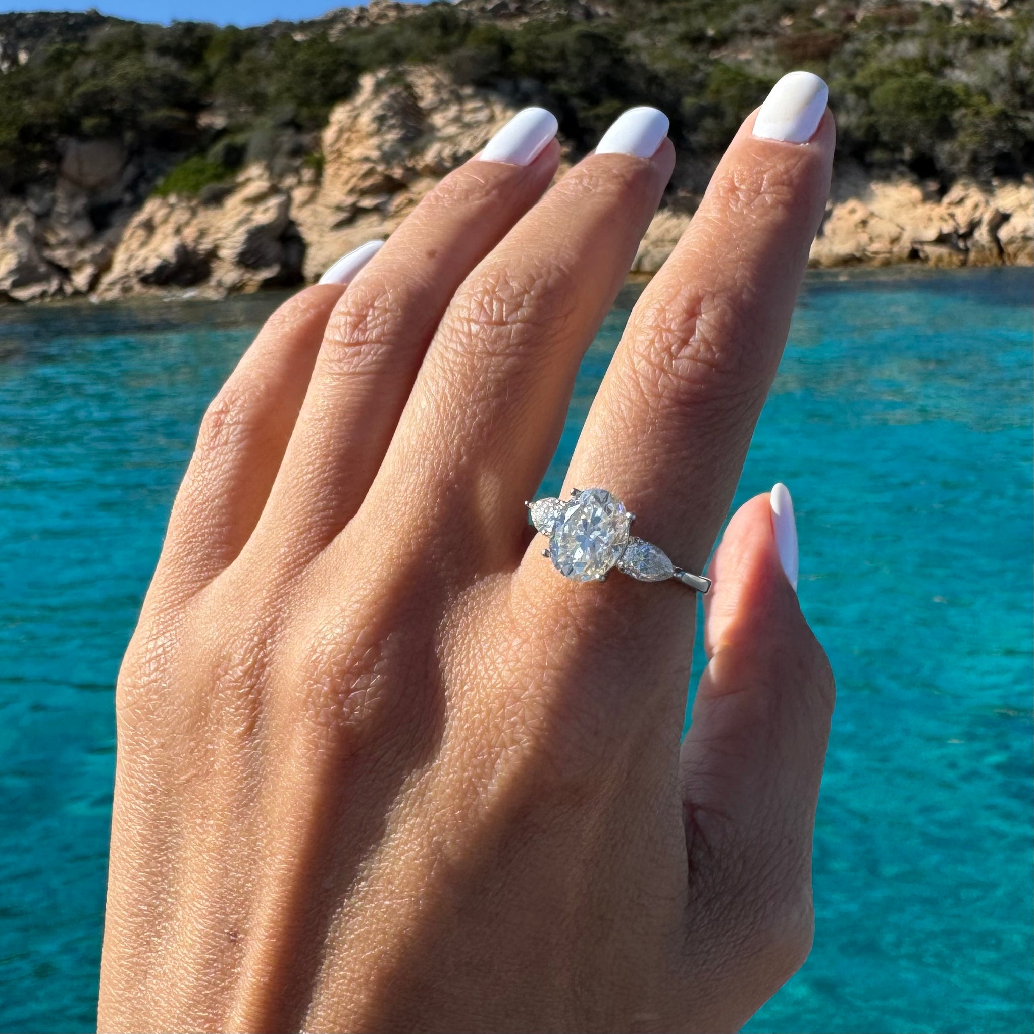 Anel MOISSANITE oval Luxo 1cm e 3 quilates em prata 925