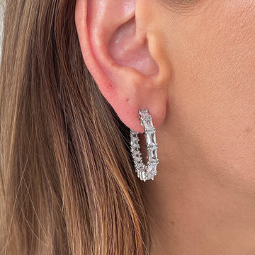 Brinco argola Luxo com zircônia retangular cristal e banho de ródio branco