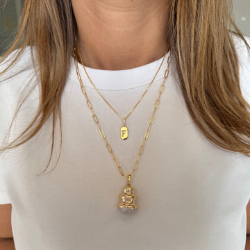 Colar pingente medalha letra com banho de ouro 18k