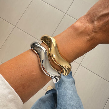 Pulseira bracelete ondulado com banho de ródio branco