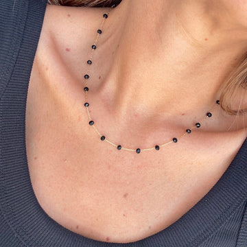 Colar esferas pretas e banho de ouro 18k