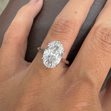 Anel solitário com zircônia oval detalhe cravejado e banho de ródio branco