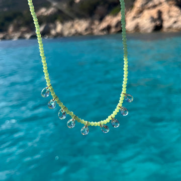 Colar cristais verde com gotinhas verde com banho de ouro 18k