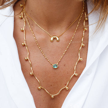 Colar em forma de C liso com banho de ouro 18k