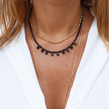 Colar cristais preto com gota e banho de ouro 18k