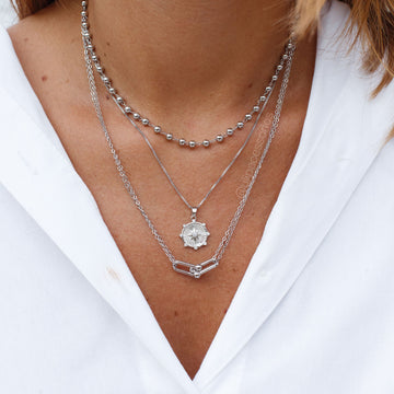 Colar choker esferas com banho de ródio branco