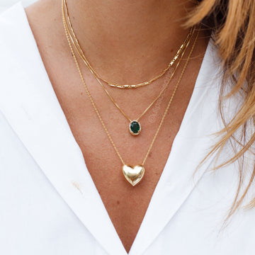 Colar oval esmeralda entorno cravejado com banho de ouro 18k