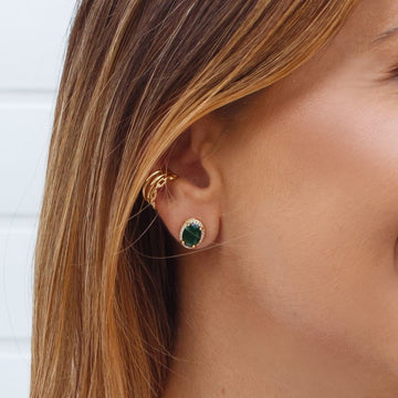 Brinco oval esmeralda entorno cravejado com banho de ouro 18k