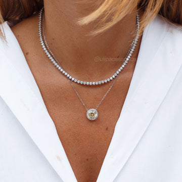 Colar redondo citrino entorno cravejado com banho de ródio branco