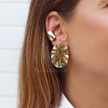 Brinco oval placa orgânica com banho de ouro 18k