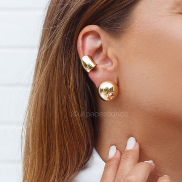 Brinco meia esfera com banho de ouro 18k