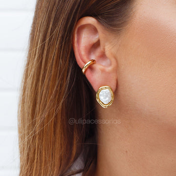 Brinco orgânico pérola entorno liso com banho de ouro 18k