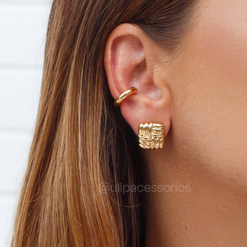 Brinco quadrado detalhe entrelaçado com banho de ouro 18k