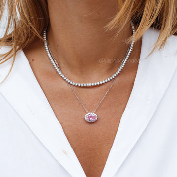 Colar oval rosa entorno cravejado com banho de ródio branco