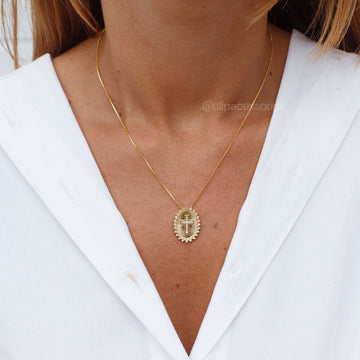 Colar oval com cruz cravejada com banho de ouro 18k