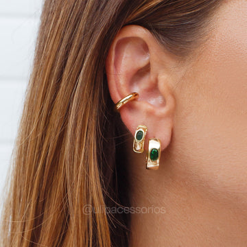 Brinco argola larga com oval esmeralda menor com banho de ouro 18k