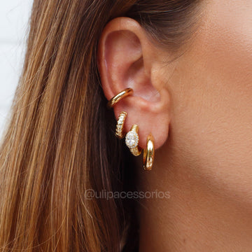 Brinco argolinha trabalhada com oval cristal com banho de ouro 18k