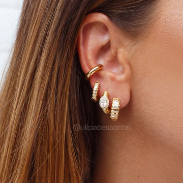 Brinco argola lisa e cravejada maior com banho de ouro 18k