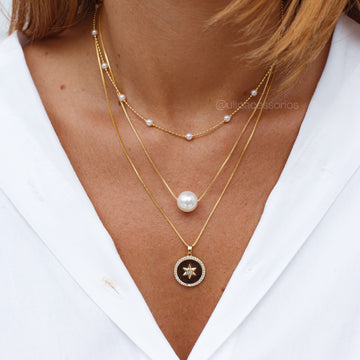 Colar choker pérolas e mini esferas com banho de ouro 18k