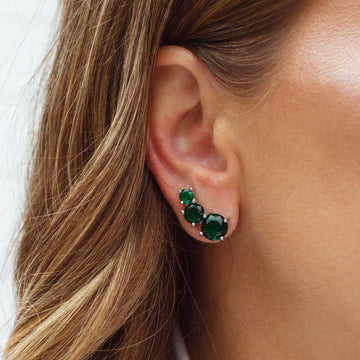 Brinco ear cuff 3 zircônias esmeralda com banho de ródio branco