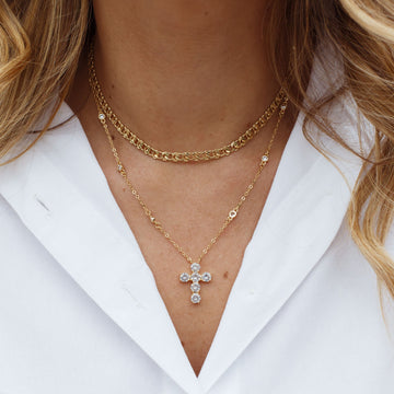 Colar crucifixo cristal corrente com pontos de luz e banho de ouro 18k