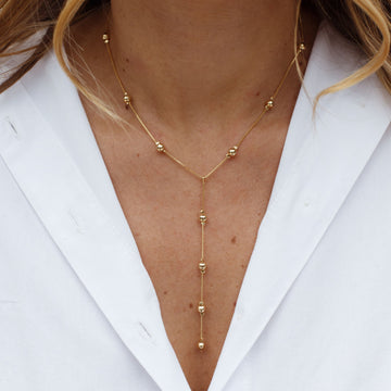 Colar gravatinha esferas com banho de ouro 18k