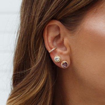 Brinco redondo rhodolite com entorno cravejado e banho de ouro 18k
