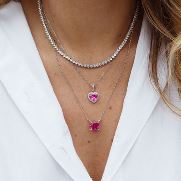 Colar coração turmalina rosa com entorno cravejado e banho de ródio branco