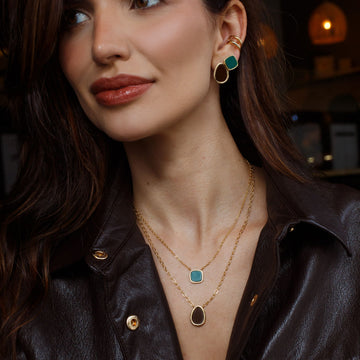 Conjunto quadrado com resina verde e banho de ouro 18k