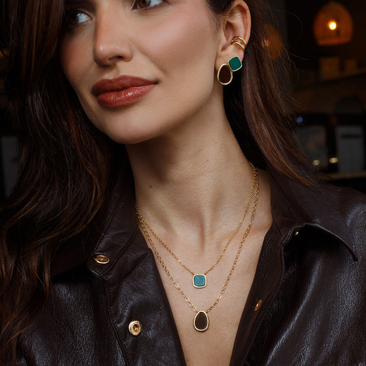 Conjunto gota com resina marrom e banho de ouro 18k