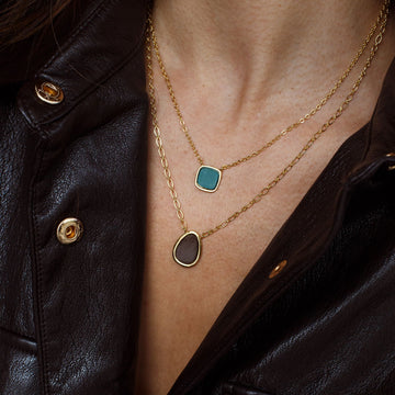 Conjunto quadrado com resina verde e banho de ouro 18k