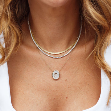 Colar medalha letra com banho de ouro 18k
