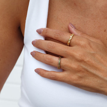 Anel aliança slim cravejada com zircônia esmeralda e banho de ouro 18k