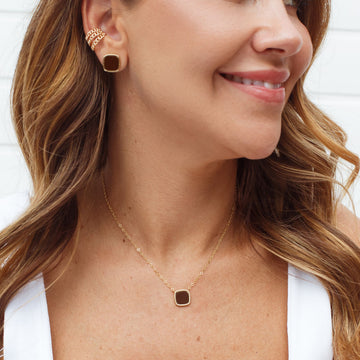 Conjunto quadrado com resina marrom e banho de ouro 18k
