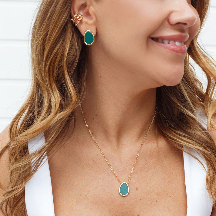 Conjunto gota com resina verde e banho de ouro 18k