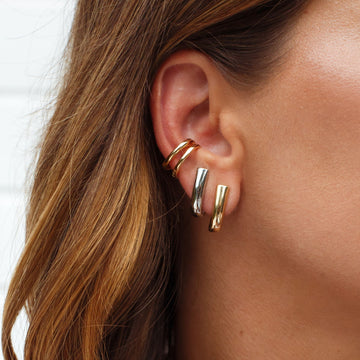 Brinco ear hook liso largo com banho de ouro 18k