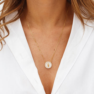 Colar escapulário nossa senhora madrepérola com banho de ouro 18k